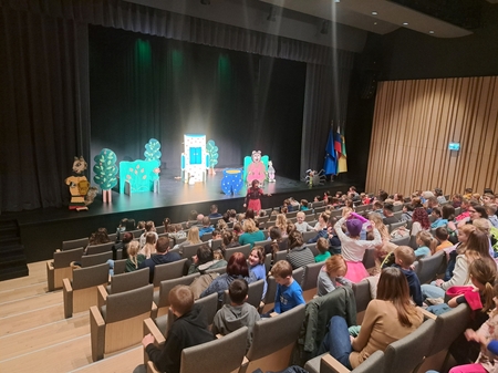 Mojca Pokrajculja 15